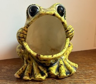 Photo of a vintage ceramic frog with an oversized open mouth that was used to hold Brillo pads back in the day.